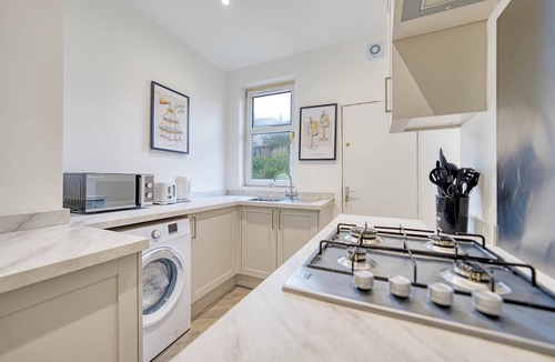 North West Apartment | 3BR Flat Near Maryhill Park & West End Parking