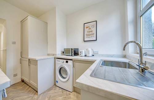 North West Apartment | 3BR Flat Near Maryhill Park & West End Parking