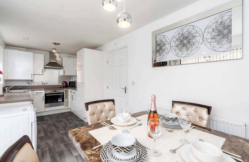 Doncaster House | 3BR Garden Home | Near Doncaster Centre