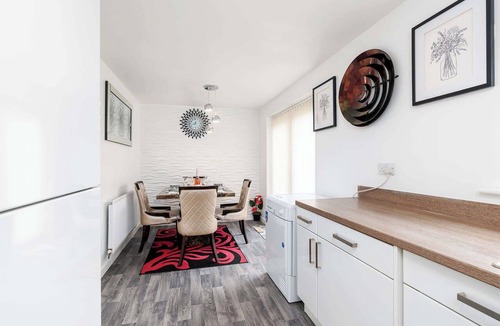 Doncaster House | 3BR Garden Home | Near Doncaster Centre