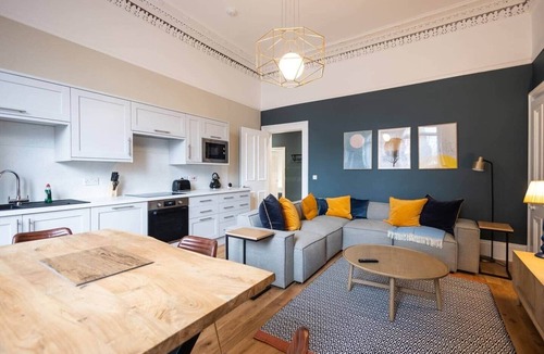 North West Apartment | 3BR Gem West End Walk to Glasgow Uni Parking