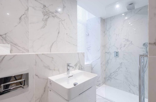 North West Apartment | 3BR Gem West End Walk to Glasgow Uni Parking