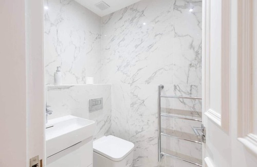 North West Apartment | 3BR Gem West End Walk to Glasgow Uni Parking