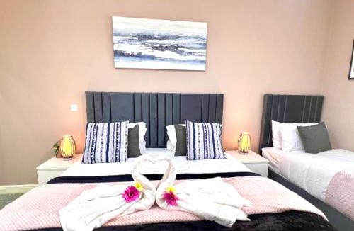Leicester House | 3BR Home, Comfortable Glen Cottage Stay, Free Parking, Sleeps 9, Fast WIFI