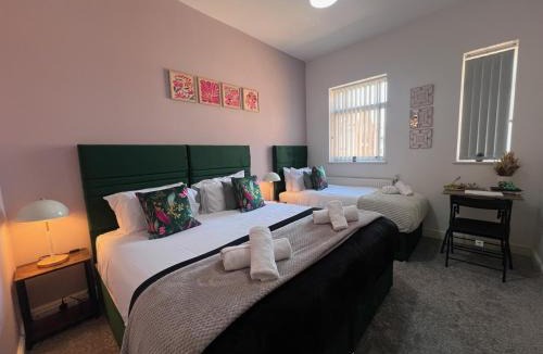 Leicester House | 3BR Home, Comfortable Glen Cottage Stay, Free Parking, Sleeps 9, Fast WIFI