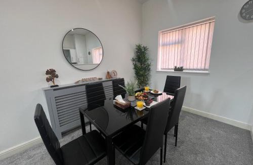 Leicester House | 3BR Home, Comfortable Glen Cottage Stay, Free Parking, Sleeps 9, Fast WIFI