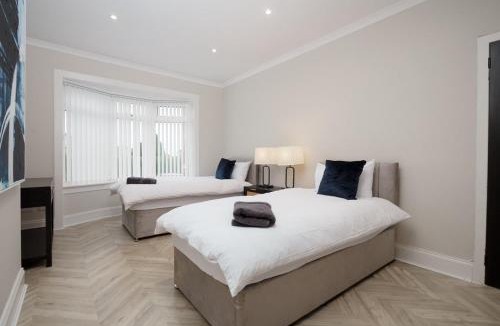 Cardonald Apartment | 3BR Home Sleeps 6 Near Airport with Parking