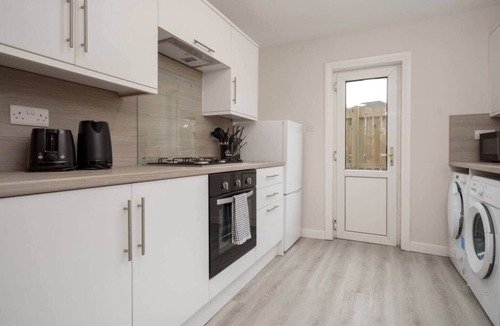 Hillington House | 3BR Home · Sleeps 6 · Near Airport · Parking