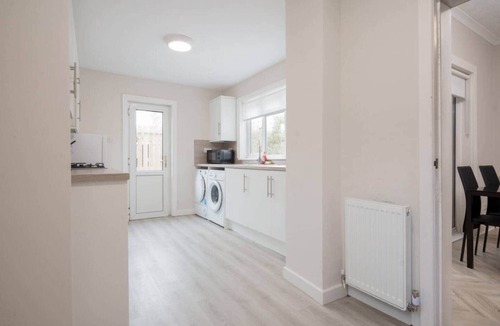 Hillington House | 3BR Home · Sleeps 6 · Near Airport · Parking