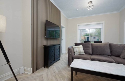 Hillington House | 3BR Home · Sleeps 6 · Near Airport · Parking