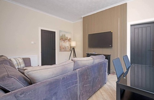 Hillington House | 3BR Home · Sleeps 6 · Near Airport · Parking