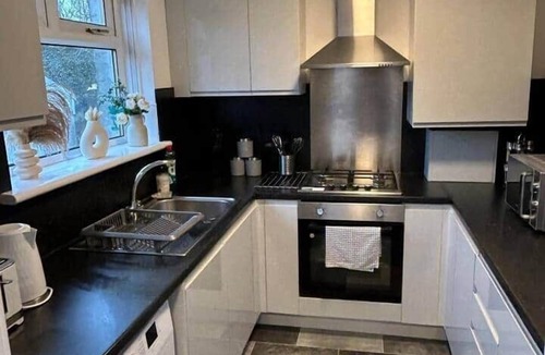 Newton Mearns Apartment | 3BR Home Sleeps 10 Private Drive Near Park