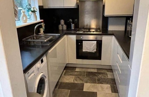 Newton Mearns Apartment | 3BR Home Sleeps 10 Private Drive Near Park