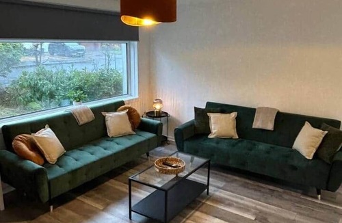 Newton Mearns Apartment | 3BR Home Sleeps 10 Private Drive Near Park