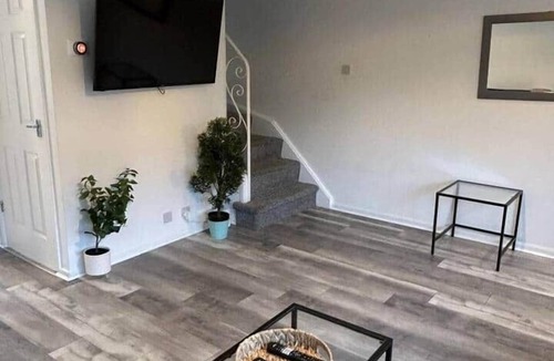 Newton Mearns Apartment | 3BR Home Sleeps 10 Private Drive Near Park