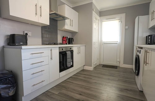 Wishaw House | 3BR House By Caledonia Luxe Stays Wishaw | Sleeps7