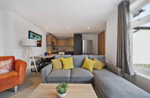 High Barnet House | 3BR House in Prime Barnet Location with Driveway