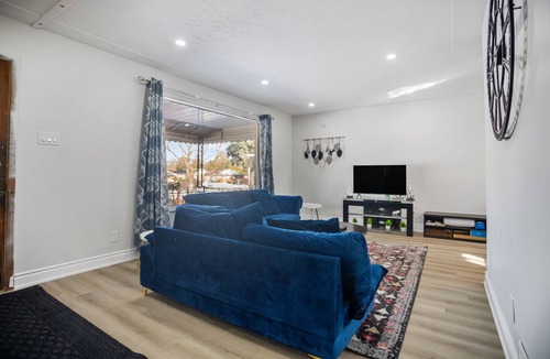 London House | 3BR main floor, 5 minutes to Victoria Hospital