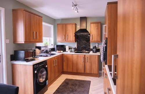 Strabane House | 3BR Modern House, Garden, Parking, Sleeps 6, Wifi