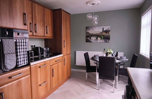 Strabane House | 3BR Modern House, Garden, Parking, Sleeps 6, Wifi