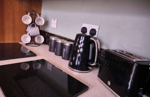 Strabane House | 3BR Modern House, Garden, Parking, Sleeps 6, Wifi
