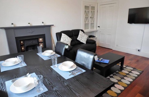 Paisley Apartment | 4 Bed Apartment, Paisley - Near GLA Airport