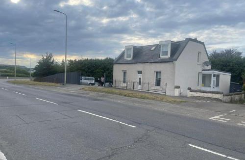 Newbridge House | 4 bed bungalow near Airport