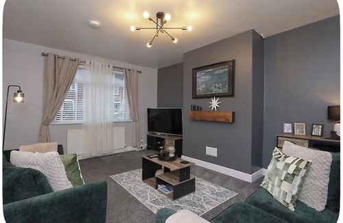Scunthorpe House | 4 Bed Contractor Base Ideal for Business or Leisure Stays