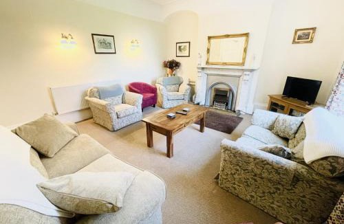 Ulceby House | 4 Bed-FreeWiFi-Sleeps 8-CarCharger