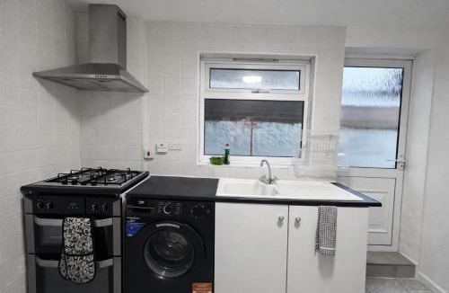 Enfield Lock House | 4-Bed House in Enfield- Sleeps 8- Private garden