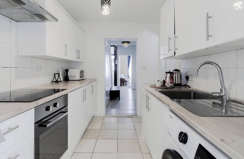 Plaistow South House | 4 Bed House - Sleeps 6 - Garden, Pets, Wifi