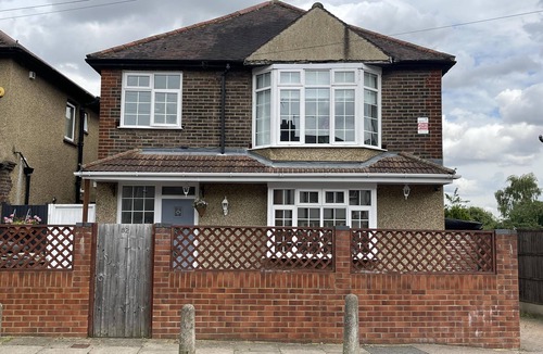 Luton House | 4 Bed House Sleeps 8 - Enclosed Garden - Parking