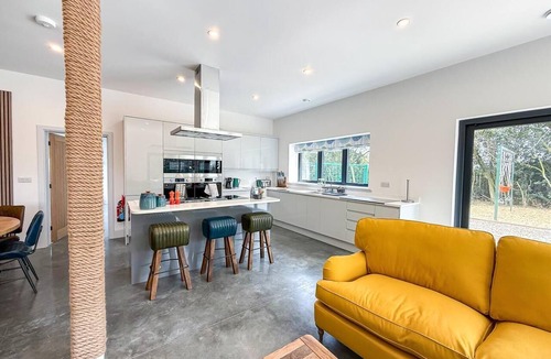 Acton House | 4 Bed in Acton (oc-k40259)