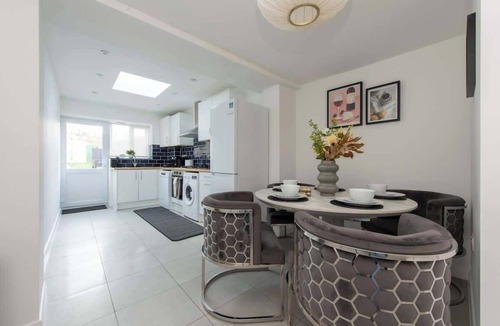 Maidstone House | 4-Bed Maidstone House Sleeps 8 | Near East Station