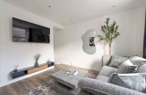 Maidstone House | 4-Bed Maidstone House Sleeps 8 | Near East Station
