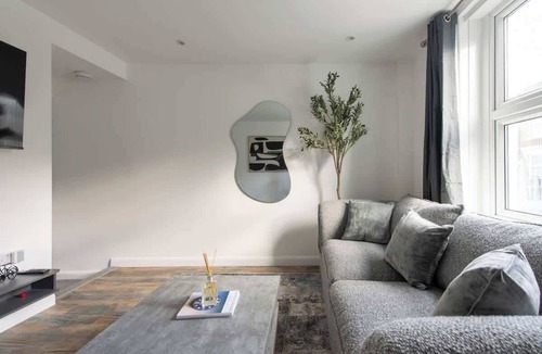 Maidstone House | 4-Bed Maidstone House Sleeps 8 | Near East Station