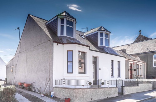 Kelty House | 4 Bed-sleeps 8- Free Parking-pets-hot Tub