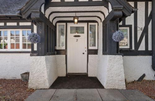 Coatbridge Apartment | 4 Bedroom Cottage in North Lanarkshire with Free Parking - Long Stays Available