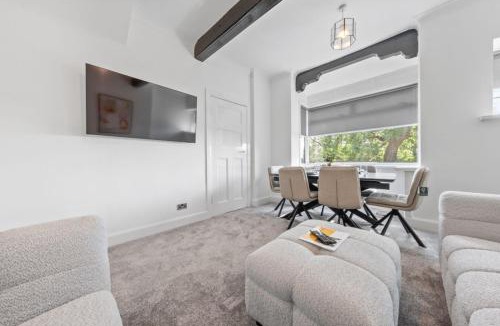 Coatbridge Apartment | 4 Bedroom Cottage in North Lanarkshire with Free Parking - Long Stays Available