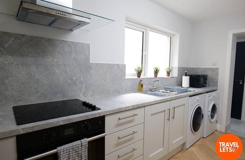 Londonderry House | 4 Bedroom Derry City Centre House I Free Parking