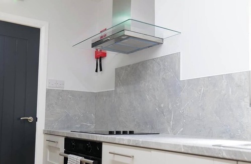 Londonderry House | 4 Bedroom Derry City Centre House I Free Parking