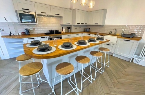 Doncaster Apartment | 4 Bedroom Duplex Near Races and Hospital, Sleeps 7
