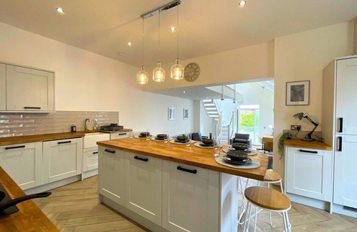 Doncaster Apartment | 4 Bedroom Duplex Near Races and Hospital, Sleeps 7