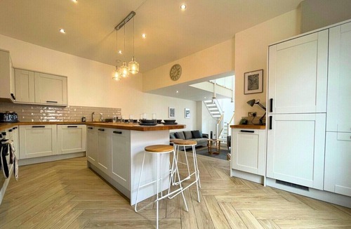 Doncaster Apartment | 4 Bedroom Duplex Near Races and Hospital, Sleeps 7