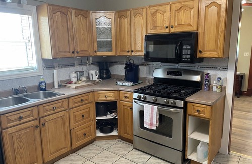 Niagara Falls House | 4 Bedroom Home Walking Distance of Falls - Free Breakfast Delivered Daily
