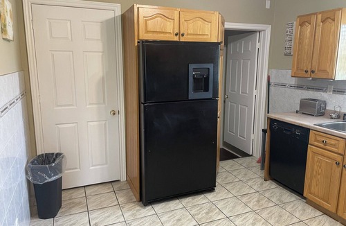 Niagara Falls House | 4 Bedroom Home Walking Distance of Falls - Free Breakfast Delivered Daily