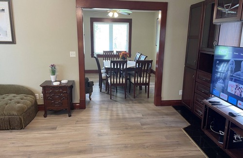 Niagara Falls House | 4 Bedroom Home Walking Distance of Falls - Free Breakfast Delivered Daily