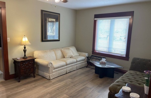 Niagara Falls House | 4 Bedroom Home Walking Distance of Falls - Free Breakfast Delivered Daily