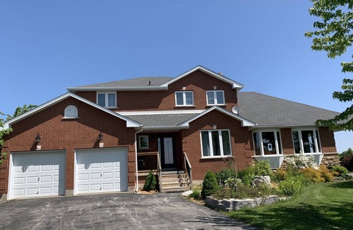 Lincoln House | 4 Bedroom Home with INDOOR Hot Tub and Pool in Wine country-Niagara Benchlands!