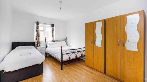 East Ham South House | 4 Bedroom house, 6 beds in East Ham